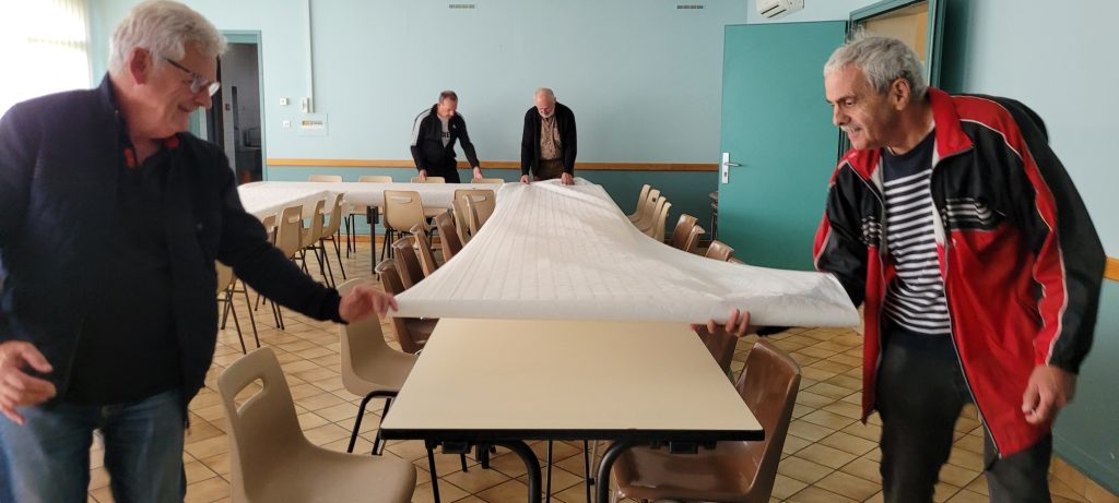 Nous préparons la salle ...