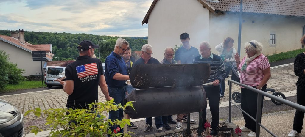 Dehors, le barbecue fume ...
