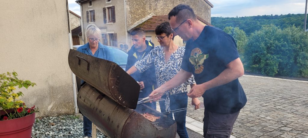 Chacun s'occupe de griller sa viande ...