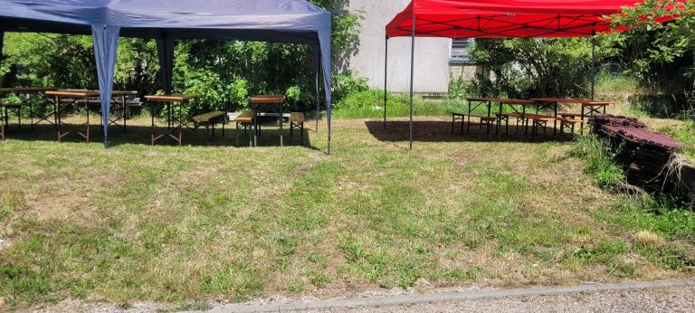 ... des barnums pour se reposer, boire un verre, manger ...